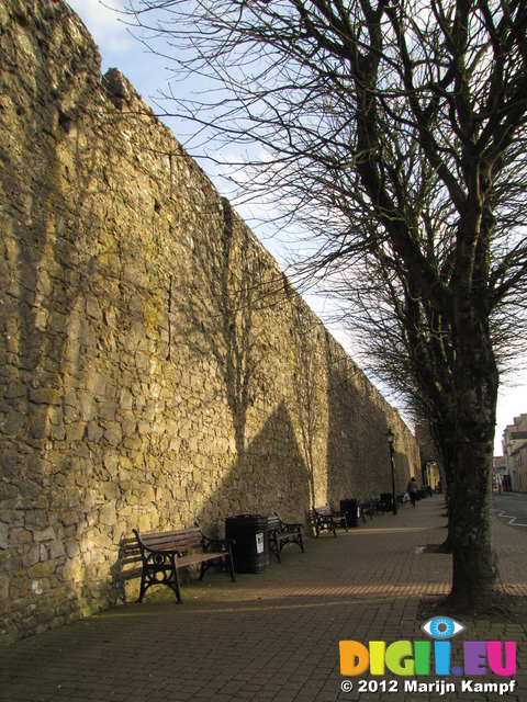 SX21233 Town wall in Tenby